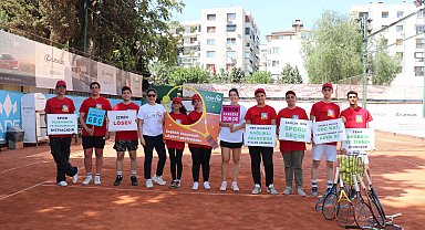 Milli sporcudan lösemiyi atlatan gençlere tenis eğitimi