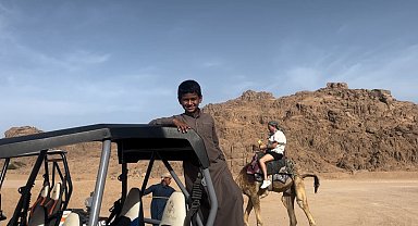 Mısır'da kum tepelerinin arasında Çöl safarisi