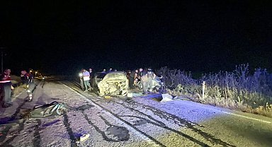 Oğlunun kullandığı otomobili sollamaya çalışan baba, kazaya neden oldu: 3 ölü, 5 yaralı