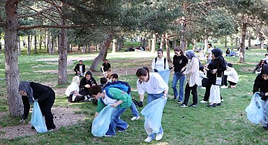 Öğrenciler kampüste 10 römork çöp topladı
