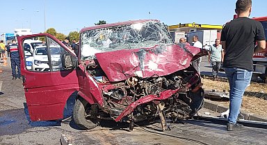 SAMSUN'dan bir aracın sıkıştırdığı minibüs, karşı şeride gerip TIR'la çarpıştı; anne öldü, 2 çocuğu yaralandı