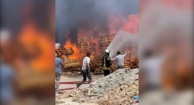 Şanlıurfa'da geri dönüşüm fabrikasındaki yangına TOMA'lı müdahale