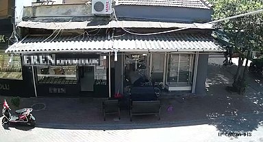 Sürücüsünün fenalaştığı motosikletin kuyumcu dükkanına girdiği kaza kamerada