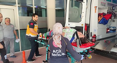 Takla atan otomobil akaryakıt istasyonuna daldı; sürücünün yaralandığı kaza kamerada