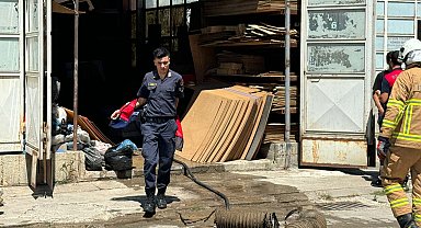 Talaşların alev aldığı sunta atölyesindeki yangın söndürüldü