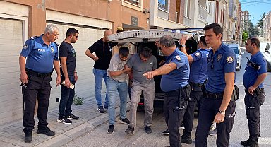 Tartıştığı misafirleri bıçakla tehdit etti, balkondan kaçarken düşüp yaralandı