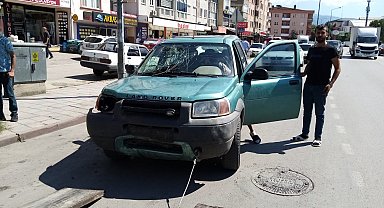 Yayaya çarpmamak için sürücüsünün şerit ihlali yaptığı cip, motosikletle çarpıştı: 2 yaralı