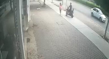 10 yaşındaki kızın cep telefonunu çaldığı anlar kamerada