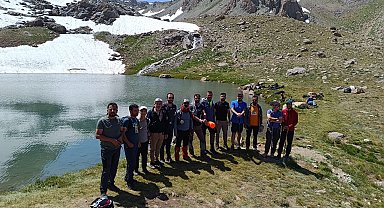 3 bin 500 rakımlı Berçelan Yaylası'ndaki buzul göllerine doğasever ilgisi