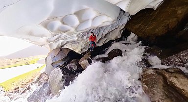 3 bin 546 metre rakımdaki buzul mağarasına girip, gölde yüzdüler