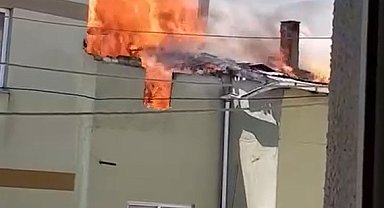 3 katlı binanın çatı katında çıkan yangın, bitişikteki binaya da sıçradı