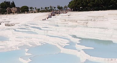 'Pamukkale'de saniyede 450 litre olan su debisi, son 30 yılda 150 litreye kadar düştü'