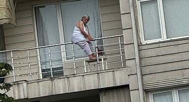 4'üncü kattaki evinin balkonunda atlamaya kalkışan kadını ekipler ikna etti