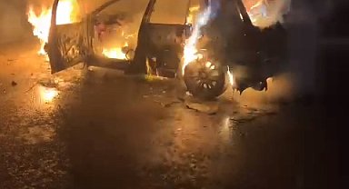 Adana'da, park halindeki otomobil alev alev yandı