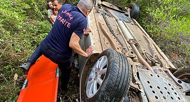Adana'da yoldan çıkan otomobil devrildi: 7 yaralı