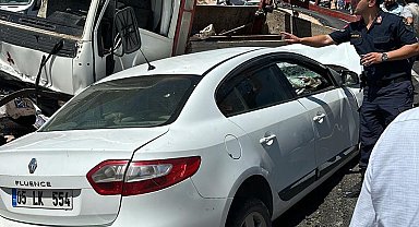 Adıyaman'da kamyonetle otomobil çarpıştı: 1 ölü, 3 yaralı