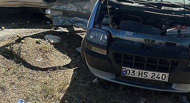 Afyonkarahisar'da hafif ticari araç ile otomobil kafa kafaya çarpıştı: 2 ölü, 1 yaralı