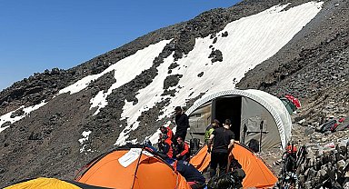 Ağrı Dağı'nda ekipler, 2 dağcının 4 bin 900 rakımdaki cenazelerini aldı