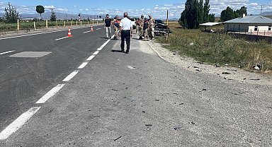 Ağrı'da iki otomobil kavşakta çarpıştı: 13 yaralı