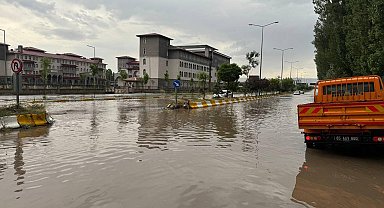 Ağrı'da sağanak; yollar göle döndü