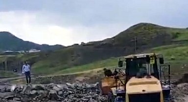 Ağrı'da selde mahsur kalan köylüler iş makinesinin kepçesiyle kurtarıldı