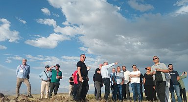 Akademisyenler, Malazgirt Savaş Alanının Tespiti, Tarihi ve Arkeolojik Yüzey Araştırma' projesi kazı alanında