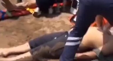 Akıntıya kapılan çocuğu kurtarmak isterken boğulma tehlikesi geçirdi