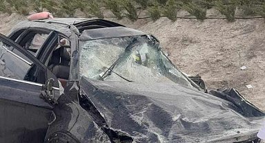 Aksaray'da otomobil, bariyerlere çarptı; kayınvalide öldü, eşi ile gelini yaralı