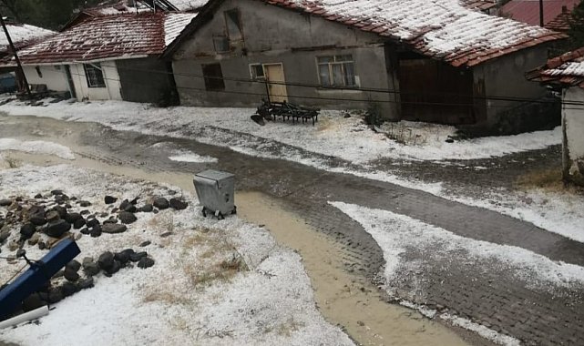 Amasya'da dolu; ev ve mahsuller zarar gördü