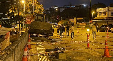 Ankara'da iş makinası TIR'dan düştü, faciadan dönüldü