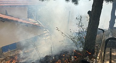 Ankara'da örtü yangını yerleşim yerine de sıçradı