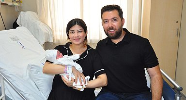 Anne karnındaki Vera bebek, göbek kordonundan yapılan kan nakliyle yaşama tutundu