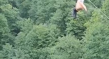 Arızalanan teleferikte asılı kalan yaş çaylar için hayatlarını riske attılar