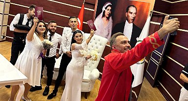 Arkadaş iki çift, aynı günde birbirlerine nikah şahidi oldu