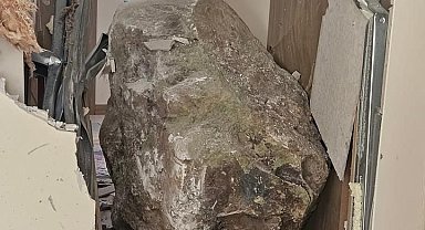 ARTVİN Yusufeli'de kaya düşen ev hasar gördü; o anlar kamerada