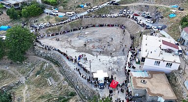 Aşiret düğününde 2 milyon liralık takı ve altın takıldı, metrelerce uzanan halay zinciri dronla görüntülendi