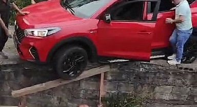 Bahçe duvarında tekeri boşa çıkan cipe 'kalaslı' kurtarma