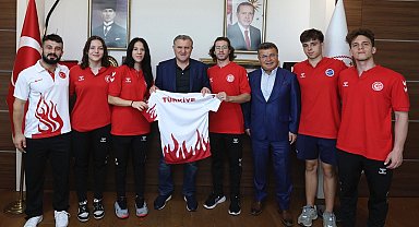 Bakan Bak, şampiyon yüzücüleri kabul ederek tebrik etti