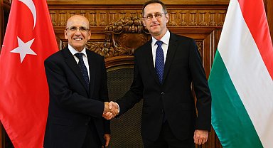 Bakan Şimşek, Macaristan Maliye Bakanı Varga ile bir araya geldi