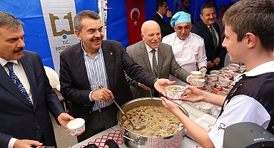 Bakan Tekin, Erzurum'da aşure dağıttı