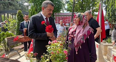Bakan Tekin'den 15 Temmuz Şehitliği'ne ziyaret