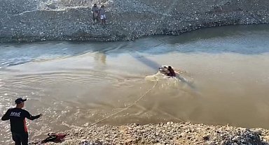 Balık tutmak için gittikleri çayda sular yükselince mahsur kaldılar