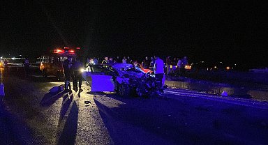 Balıkesir'de otomobil TIR'a çarptı: 3 ölü, 1 yaralı