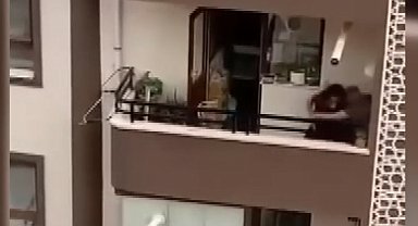 Balkonda tartıştığı annesini bıçakla yaraladı; olay anı kamerada