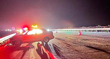 Bariyerlere çarpan otomobilin sürücüsü yola savruldu: 1 ölü, 5 yaralı