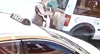 BARTIN Anne ve bebeğine hafif ticari araç çarptı; kaza kamerada