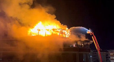 Batman'da 9 katlı binanın teras katında yangın: 4 daire kullanılamaz hale geldi