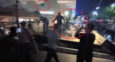 Batman'da İsrail'e tepki için toplanan grup, kahve zinciri şubesine taş, sopa ve sandalyelerle saldırdı; o anlar kamerada