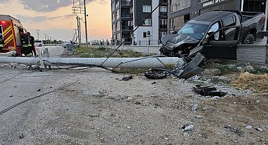 Beton direğe çarpan kamyonet, bahçe duvarında asılı kaldı