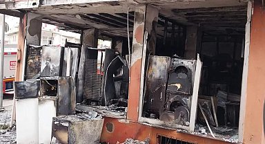 Beyaz eşya dükkanında çıkan yangında 3 katlı bina kullanılamaz hale geldi